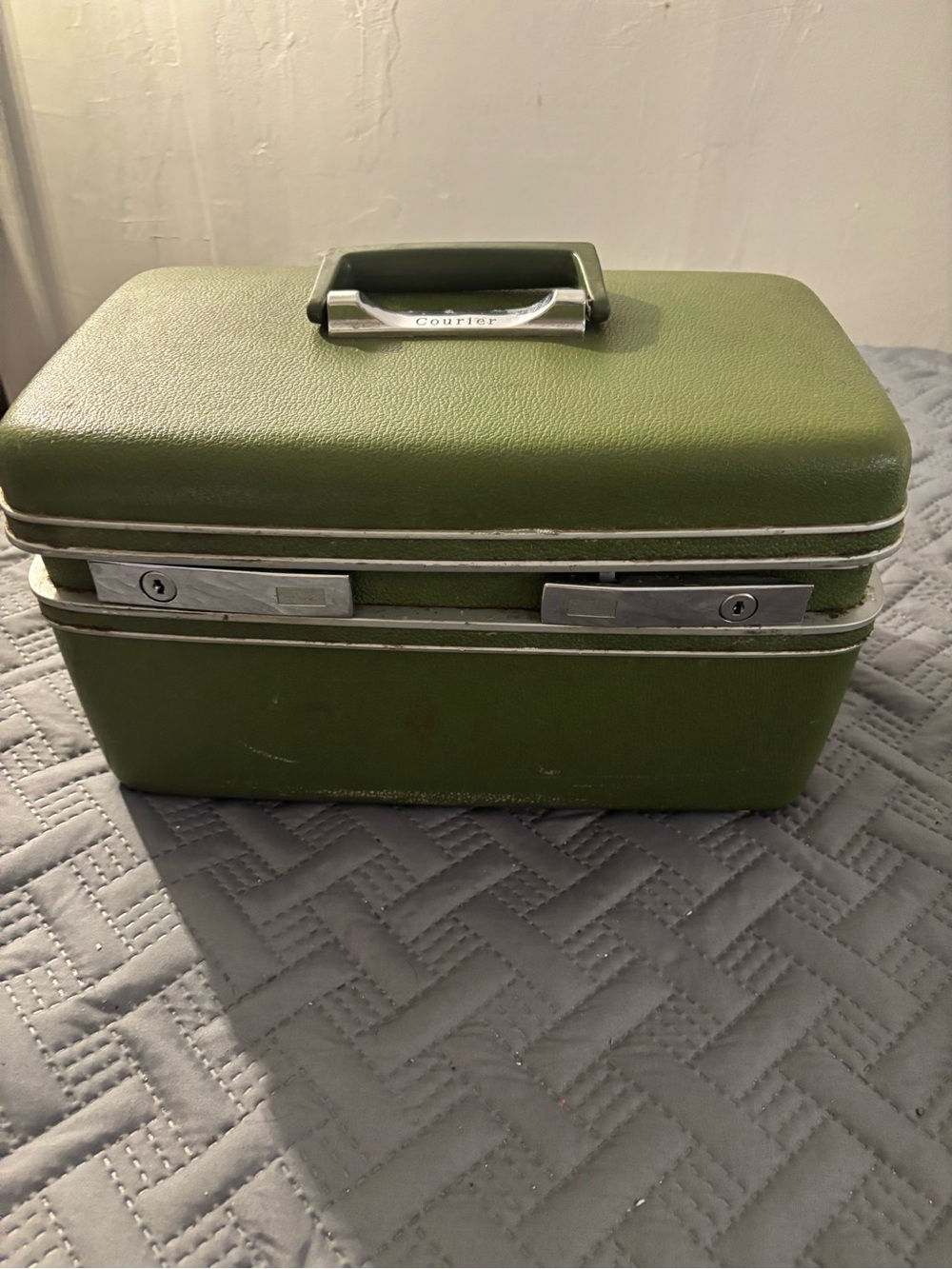Courier Vintage Green Train Case Cosmetic Makeup Box. Well used.